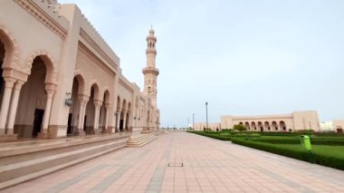 Seeb, Muscat, Umman 16 Temmuz 2024 Jamea Sayyida Fatima bint Ali Al Said Camii, Umman 'ın zengin İslami mirası ve zarif mimarisinin sergilendiği sakin bir ibadethane..