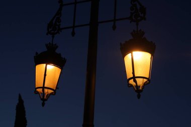 Madrid Atocha İspanyolca: Estacin de Madrid Atocha, Madrid 'in en büyük tren istasyonudur..