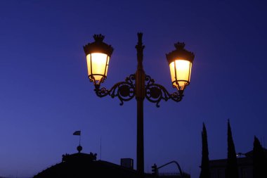 Madrid Atocha İspanyolca: Estacin de Madrid Atocha, Madrid 'in en büyük tren istasyonudur..