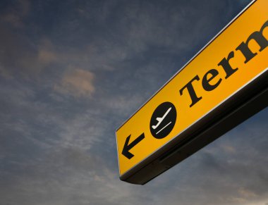 İngiltere 'de mavi gökyüzü ile trafik işaretleri