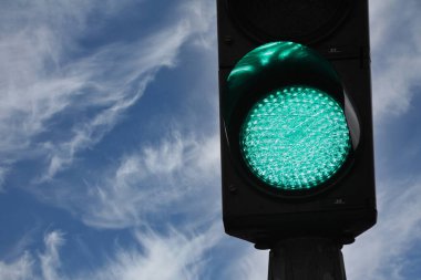 İngiltere 'de mavi gökyüzü olan trafik ışıkları