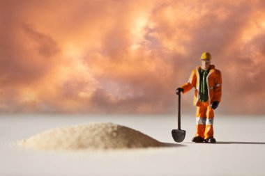 Çeşitli durumlarda iş başında olan minyatür insanlar