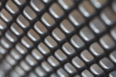 Delikleri olan metal bir ızgarayı kapat