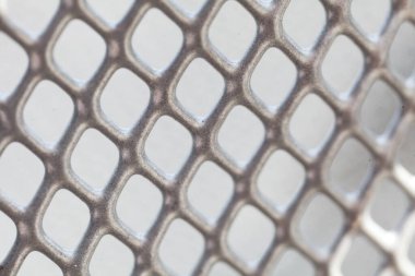 Delikleri olan metal bir ızgarayı kapat