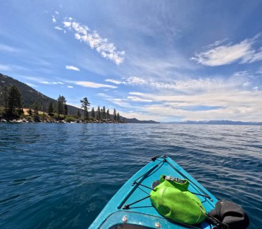 Kaliforniya, Tahoe Gölü 'ndeki bir kanodan manzara