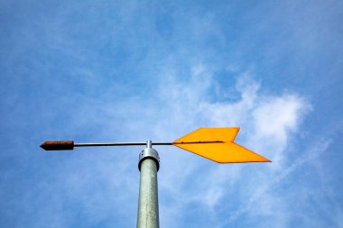 Fırtınada kırmızı bıçaklı Weathercock 'un ayrıntıları
