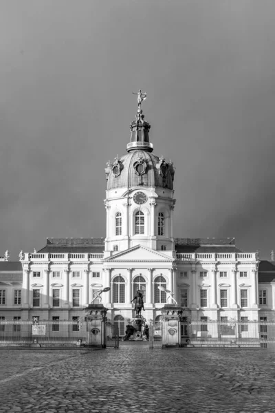 Вид Замок Берлине Темных Облаках — стоковое фото