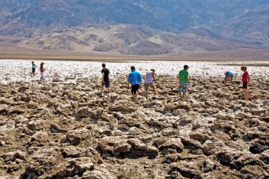 Ölüm Vadisi, ABD - 19 Temmuz 2008: İnsanlar Ölüm Vadisi 'nin ortasındaki Devils parkurunu ziyaret ediyor ve ABD' nin Ölüm Vadisi 'ndeki büyük tuz tabakaları arasında yürüyorlar..