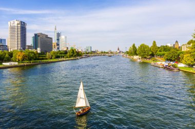 Frankfurt, Almanya - 31 Ağustos 2008: Frankfurt, Almanya 'da tekne ve ufuk çizgisi olan ana nehir manzarası. 527 km uzunluğundaki ana nehir Ren nehrinin en önemli sağ koludur..