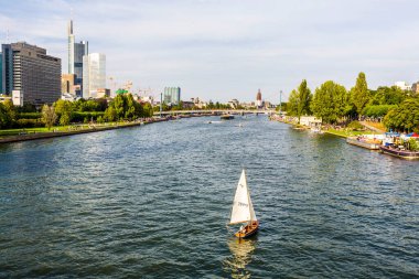 Frankfurt, Almanya - 31 Ağustos 2008: Frankfurt, Almanya 'da tekne ve ufuk çizgisi olan ana nehir manzarası. 527 km uzunluğundaki ana nehir Ren nehrinin en önemli sağ koludur..