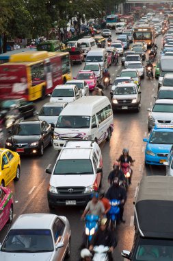 Bangkok, Tayland - 22 Aralık 2009: Bangkok 'taki ana yol, Bangkok, Tayland' daki CENTRAL alışveriş merkezi yakınlarında öğleden sonra trafiği sıkışık..