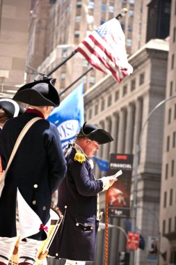 New York, ABD - 9 Temmuz 2010: Eski kostümlerle bağımsızlık ilanı töreni, ABD 'nin New York kentindeki Federal Hall Ulusal Anıtı' nın önündeki Washington heykelinin önünde gerçekleşti..