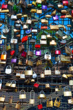 Köln, Almanya - 29 Mayıs 2011: Hohenzollern Köprüsü 'ndeki dolaplar Almanya' nın Köln kentindeki aşkı simgeliyor. Almanya 'nın en çok kullanılan demiryolu köprüsü ve yayalar tarafından aşkta kullanılır..