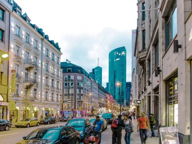 Frankfurt, Almanya - 24 Ağustos 2012: Frankfurt, Almanya 'da Muenchner Caddesi' nde sokak hayatı. Bu cadde, yakındaki merkez istasyonun inşası ve bölgenin yeniden planlanması nedeniyle 1888 yılında inşa edildi..