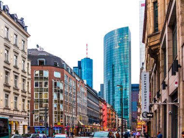 Frankfurt, Almanya - 24 Ağustos 2012: Frankfurt, Almanya 'da Muenchner Caddesi' nde sokak hayatı. Bu cadde, yakındaki merkez istasyonun inşası ve bölgenin yeniden planlanması nedeniyle 1888 yılında inşa edildi..