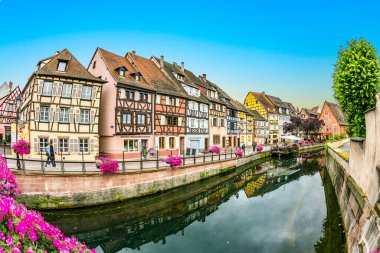 Colmar, Fransa - 3 Temmuz 2013: Fransa 'nın Colmar kentindeki küçük Venedik' e bakın.