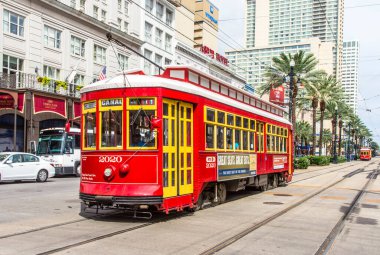 New Orleans, ABD - 16 Temmuz 2013: İnsanlar New Orleans, ABD 'deki St. Charles hattında eski Street car Canal sokak hattı ile seyahat ediyorlar. Dünyanın en eski ve sürekli işleten otomobil hattıdır..