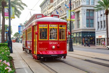 New Orleans, ABD - 17 Temmuz 2013: İnsanlar New Orleans, ABD 'deki ünlü eski St. Charles otomobili ile seyahat ediyorlar. Dünyanın en eski ve sürekli işleten otomobil hattıdır..