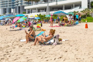 Sunny Isles Beach, ABD - 17 Ağustos 2014: İnsanlar Sunny Isles Beach, ABD 'deki rıhtımın yanında keyif alıp rahatlıyorlar. 1936 'da Milwaukee Malt patronu Kurtis Sunny Isles plajını ve iskelesini inşa etti..