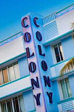 Miami, ABD - 30 Ağustos 2014: Ocean Drive, Miami, ABD 'deki ünlü Colony Hotel' in neon tabelalarına bakın.