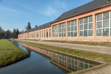 Schwetzingen, Almanya - 6 Şubat 2019: Schwetzingen Sarayı bahçelerindeki ünlü saray. Almanya 'nın en büyük saray bahçesi..