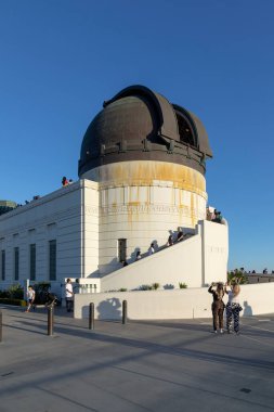 Los Angeles, ABD - 17 Mart 2019: Günbatımında Los Angeles 'taki Griffith Gözlemevi' nde insanlar. Gözlemevi ücretsiz girişi olan halka açıktır..