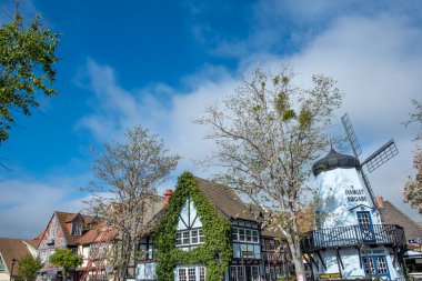 Solvang, California, Usa - 22 Nisan 2019: Solvang 'daki eski ana cadde şehir merkezi, Santa Ynez Vadisi, Santa Barbara County. Danimarka Köyü popüler bir turizm merkezidir..