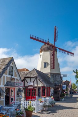 Solvang, California, Usa - 22 Nisan 2019: Solvang şehir merkezindeki eski rüzgar değirmeni, Santa Barbara County 'deki Santa Ynez Vadisi. Danimarka Köyü popüler bir turizm merkezidir..