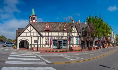 Solvang, California, Usa - 22 Nisan 2019: Solvang 'daki eski ana cadde şehir merkezi, Santa Ynez Vadisi, Santa Barbara County. Danimarka Köyü popüler bir turizm merkezidir..