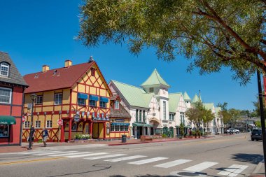 Solvang, California, Usa - 22 Nisan 2019: Solvang 'daki eski ana cadde şehir merkezi, Santa Ynez Vadisi, Santa Barbara County. Danimarka Köyü popüler bir turizm merkezidir..