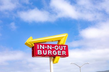 Daly City, ABD - 30 Nisan 2019: Blue Sky 'ın altında bir fast food restoranı in-n-out burgeri için neon tabela.