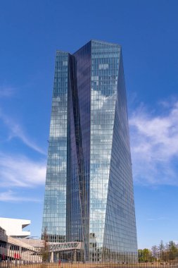 Frankfurt, Almanya - 25 Ağustos 2022: Gündüz vakti Frankfurt 'taki Avrupa merkez bankasının yeni binası.