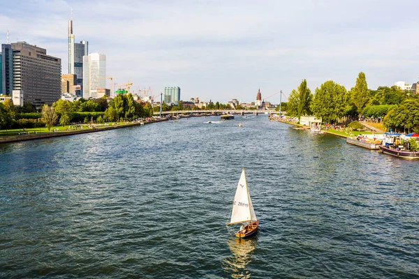法兰克福 2008年8月31日 德国法兰克福的河流与船和天际线景观 长527公里的主要河流是莱茵河最重要的支流 — 图库照片