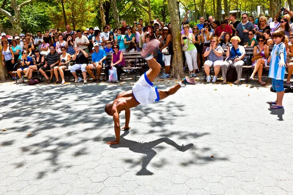 2010年7月9日 纽约市炮台公园街头表演 黑人表演体操和霹雳舞 表演结束后要求捐赠 — 图库照片