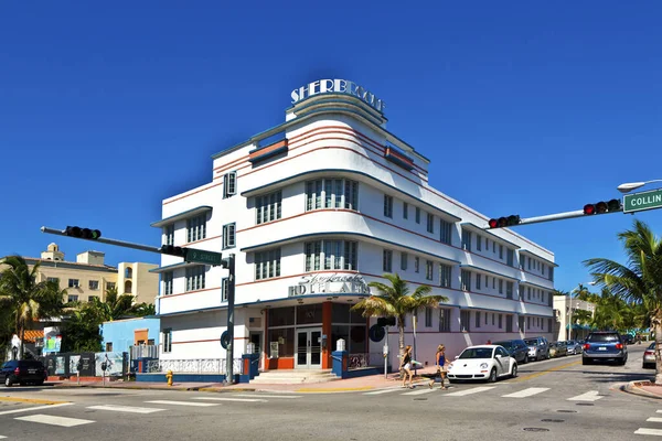 2010年7月27日 フロリダ州マイアミビーチでのオーシャンドライブでの正午ビュー サウスビーチのアール デコ建築はマイアミの主要な観光スポットの1つです — ストック写真