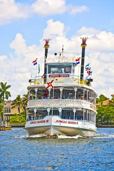 2010年8月1日 フロリダ州フォートローダーデールでジャングルクイーンリバーボートでクルーズ ジャングルの女王は65歳で これまでに400万人の乗客を輸送してきました — ストック写真