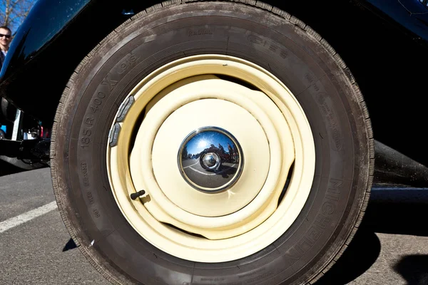 ドイツ フランクフルト2011年3月20日旧型車の車輪 — ストック写真