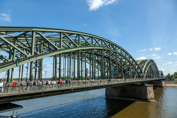 2011年5月29日 人々は ドイツのケルンにあるホーエンツォレルン橋の遊歩道を歩くのを楽しんでいます ドイツで最も多く使用されている鉄道橋です — ストック写真