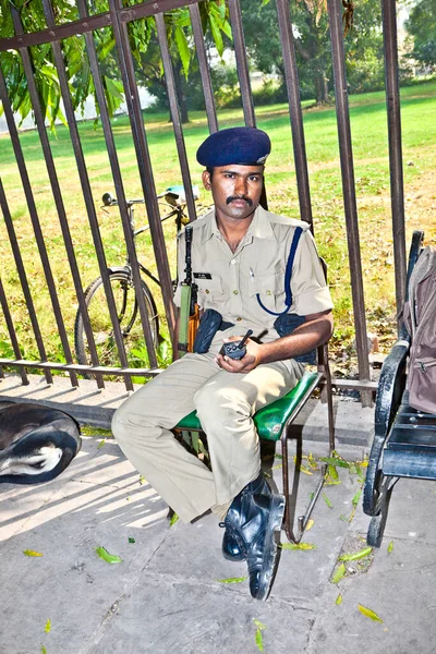 Delhi India November 2011 Politieagent Besteedt Aandacht Het Rode Fort — Stockfoto