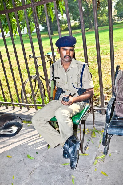 Delhi India November 2011 Policeman Pays Attention Red Fort Protects — Stock Photo, Image