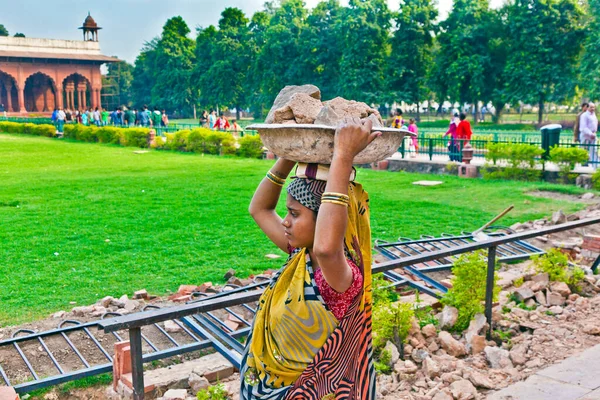 Delhi India Novembre 2011 Lavoratrice Trasporta Rifiuti Rocciosi Sul Cappello — Foto Stock