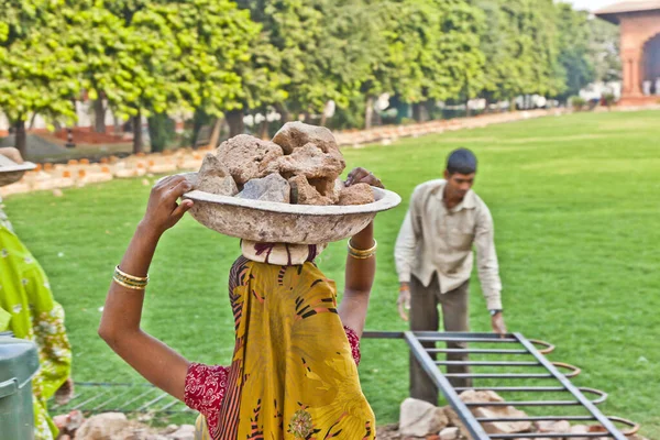 デリー インド 2011 メスの労働者はデリー インドで彼女の帽子に岩廃棄物を運ぶ 建設業で働く 057 ミオ女性 2004 と数字が増加しています — ストック写真
