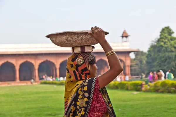 デリー インド 2011 メスの労働者はデリー インドで彼女の帽子に岩廃棄物を運ぶ 建設業で働く 057 ミオ女性 2004 と数字が増加しています — ストック写真