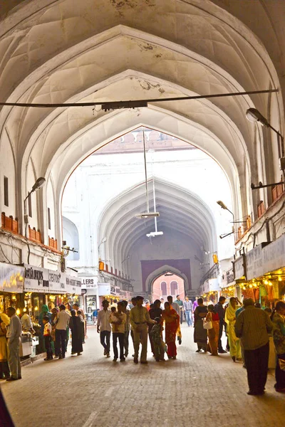 印度新德里 2011年11月9日 人们在印度新德里红堡的Meena Bazaar购物 Mukarmat Khan在17世纪建造了这个第一个被盖住的集市 — 图库照片