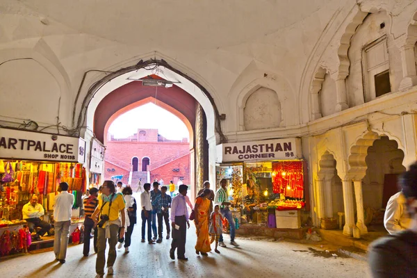 印度新德里 2011年11月9日 人们在印度新德里红堡的Meena Bazaar购物 Mukarmat Khan在17世纪建造了这个第一个被盖住的集市 — 图库照片