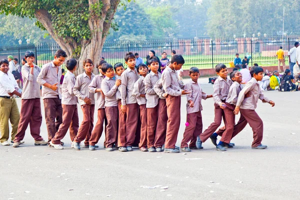 2011年11月9日 インドのデリーにある赤の砦を制服を着た学者が訪問する インドでは小学校から高校までの制服が義務化されている — ストック写真