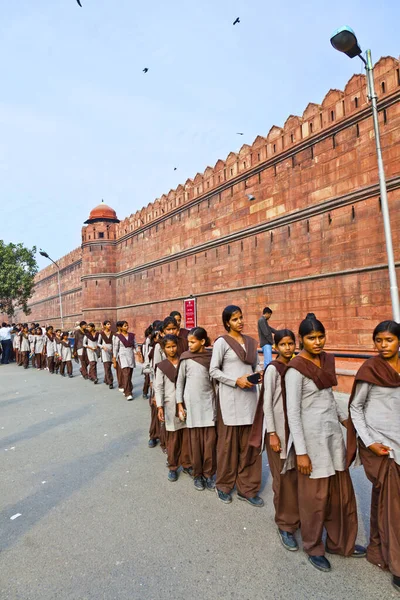 Δελχί Ινδία Νοεμβρίου 2011 Μελετητές Ομοιόμορφη Επίσκεψη Στο Κόκκινο Φρούριο — Φωτογραφία Αρχείου