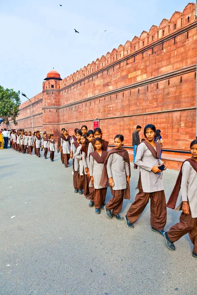 Δελχί Ινδία Νοεμβρίου 2011 Μελετητές Ομοιόμορφη Επίσκεψη Στο Κόκκινο Φρούριο — Φωτογραφία Αρχείου