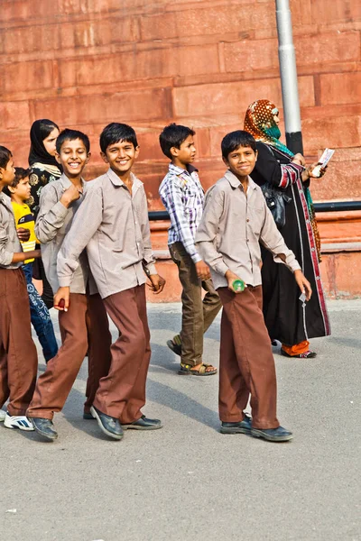 印度德里 2011年11月9日 身着制服的学者参观了位于印度德里的红堡 在印度 从小学到高中都必须穿校服 — 图库照片