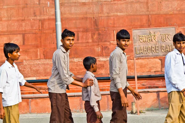 印度德里 2011年11月9日 身着制服的学者参观了位于印度德里的红堡 在印度 从小学到高中都必须穿校服 — 图库照片
